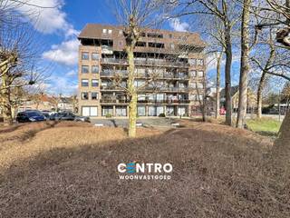 ENERGIEZUINIG appartement met 2 slpks, een FANTASTISCH UITZICHT, een kelderberging én een private parkeerplaats op wandelafstand van het centrum en het openbaar vervoer te Roeselare!<br /><br /><strong>INDELING:<br /><u><em>Vijfde verdieping:</em></u></strong><br />Inkomhal - ruime living - ingerichte open keuken (O.a. met heteluchtoven, fornuis, dampkap, dubbele spoelbak én frigo) - wasplaats (met voorzieningen voor wasmachine en droger) - badkamer (O.a. met lavabomeubel, ligbad én douche) - afzonderlijk gastentoilet (met lavabo) - 2 RUIME slaapkamers - ZUIDWEST-gericht zonneterras met een FANTASTISCH UITZICHT over Roeselare!<br /><br /><u><strong>Opmerkingen:</strong></u><br />- ENERGIEZUINIG appartement: Epc = 157 kWh/m2 (B)!<br />- Lift aanwezig.<br />- Vrij bij akte.<br />- Private kelderberging inbegrepen in de prijs.<br />- Private parkeerplaats inbegrepen in de prijs.<br /><br />Aarzel zeker niet om ons te contacteren voor verdere info en/of een bezoek ter plaatse: 051/817.817 - info@centro.be.