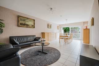 Ontdek dit ruime appartement te koop in het Vina Bovypark, op een steenworp van het Sint-Pietersstation in Gent. Dit is de ideale locatie voor wie houdt van rust, groen en uitstekende mobiliteit. Zowel het openbaar vervoer, de R4 als de opritten naar de E17 en E40 bevinden zich in de onmiddellijke omgeving.<br /><br />Indeling en troeven:<br />Het appartement bevindt zich op de eerste verdieping van een verzorgde residentie, met zicht op groen en een uiterst rustige ligging.<br />U komt binnen via een inkomhal met vestiaire en gaat verder naar de zeer ruime en lichtrijke leefruimte. Aansluitend vindt u de volledig uitgeruste keuken, die samen met de living toegang geeft tot het zuid-oostelijk georiënteerde terras— perfect om te genieten van de zon en het uitzicht.<br /><br />Het appartement beschikt over:<br />- 2 ruime slaapkamers<br />- Badkamer met ligbad, dubbele lavabo en toilet<br />- Afzonderlijke berging en bijkeuken<br />- Apart gastentoilet<br />- Kelderberging inbegrepen<br /><br />Optioneel kan u een zeer ruime garagebox aankopen, ideaal voor 2 wagens.<br /><br />Locatie en omgeving: <br /><br />Residentie Vina Bovypark is gelegen in een groene en rustige woonomgeving met snelle verbindingen naar het centrum van Gent, de universiteit en belangrijke invalswegen. Winkels, scholen en recreatiemogelijkheden bevinden zich op wandelafstand.<br /><br />Belangrijkste kenmerken:<br />- Ruim appartement met veel lichtinval<br />- Zuid-oostgericht terras<br />- Rustige ligging met zicht op groen<br />- Nabij Sint-Pietersstation Gent<br />- Uitstekende bereikbaarheid (openbaar vervoer, R4, E17, E40)<br />- 2 slaapkamers<br />- Optionele dubbele garagebox<br /><br />Interesse?<br />Bent u op zoek naar een ruim appartement met terras in Gent op een toplocatie?<br />Contacteer ons vandaag nog voor meer informatie of een bezoek ter plaatse!<br />`<br />Stedenbouwkundig uittreksel is in aanvraag