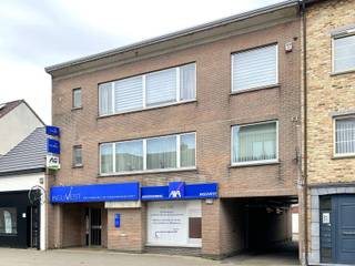 Knappe kantoor/handelsruimte van ca. 114m² op centrale locatie in het dorp van Sint-Job-in-'t-Goor. Het aanbod omvat eveneens vier...