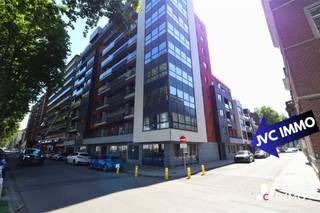 <p><span>Composition</span><span> :</span></p><p><span>Sous-sol (-1) : cave : 5m², 1 place de parking couvert et sécurisé</span></p><p><span>RDCH : Hall d'entrée commun, Hall d'entrée privatif : 4,13 m², WC indépendant : 1,65 m², séjour : 32,64 m², cuisine équipée ouverte sur le séjour : 10, 09 m², buanderie ; 3,95 m², hall de nuit : 3 m², salle de bain : 4,65 m², salle de douche : 2,26 m², hall de nuit secondaire : 2,62 m², 3 chambres : 9,05 m²/ 12,54 m² / 21,43 m².</span></p><p><span>Équipements</span><span> :</span></p><p><span>Chauffage : central gaz, nouvelle chaudière à condensation individuelle (BOSCH) de fin 2024</span></p><p><span>Électricité : Bi-Horaire, 220 V (conforme) </span></p><p><span>Châssis : PVC, O/B.</span></p><p><span>Toiture : plate</span></p><p><span>Cuisine : meublée et équipée : évier, frigo avec congélateur, four, taque vitrocéramique, hotte, lave-vaisselle.</span></p><p><span>Sanitaires : 1 baignoire, 1 douche, 3 lavabos, 2 WC.</span></p><p><span>Matériaux : carrelage & plancher</span></p><p><span> </span></p><p><span>Raccordements</span><span> :</span></p><p><span>Égout : Oui</span></p><p><span>Eau : Oui</span></p><p><span>Gaz : Oui</span></p><p><span>Électricité : Oui</span></p><p><span>Téléphone : Oui</span></p><p><span>Télédistribution : Oui</span></p><p><span> </span></p><p><span>Document remis à titre indicatif et non contractuel sous réserve de modifications</span></p><p><span> </span></p><p><span> </span></p>
