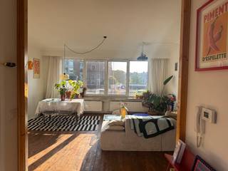 Lichtrijk appartement te Zurenborg<br /><br />Op de bovenste verdieping van een klein gebouw met slechts 3 appartementen bevindt zich dit lichtrijke appartement waar het onmogelijk is om het niet gezellig te maken. Het vele directe zonlicht dat binnenvalt zorgt in de winter voor een lage energierekening.<br /><br />De ruime leefruimte met een mooie parket biedt uitzicht over de wijk Zurenborg. Het feit dat de school die zich tegenover het gebouw bevindt, slecht 2 verdiepen hoog is, zorgt ervoor dat je geen inkijk hebt.<br /><br />De recent vernieuwde keuken, voorzien van een 5 pits gasfornuis en vaatwasmachine, is praktisch ingedeeld voor optimaal comfort. Door de gele tegeltjes waan je je al snel in Spanje. <br /><br />In de slaapkamer is het zalig wakker worden met de ochtendzon die binnen schijnt. Hier werd er gekozen voor industriële bouwbuizen om kleren makkelijk weg te hangen. <br /><br />Verder bieden de berging, met aansluiting voor een wasmachine, en hal met tussenverdiep, de nodige opbergruimte. <br /><br />Daar bovenop is het appartement gelegen in het midden van het bruisende Zurenborg. Met heel wat leuke koffiebars, restaurants en cafés op wandelafstand is er altijd wat te beleven. <br /><br />Berchem station is op minder dan 10 min wandelafstand en bus-, tram- en Velo-station vind je achter de hoek. <br /> <br />Kan je niet wachten om het met je eigen ogen te zien? <br /><br /><br />Contacteer ons via langealtaar19.3@outlook.be