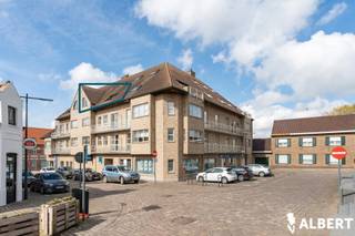 Zeer verzorgd appartement in het centrum van Moorslede.De indeling van de woning is als volgt:- Inkomhal- Leefruimte- Geïnstalleerde keuken-...