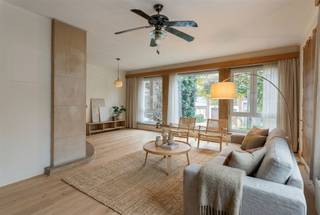 <p><span>Op de eerste verdieping van een kleinschalig gebouw zonder vaste kosten vind je dit charmante en lichtrijke appartement. Dankzij de hoekligging geniet je de hele dag door van prachtige lichtinval via de grote raampartijen. Gelegen in Deurne-Zuid, op wandelafstand van het Boekenbergpark, woon je hier in een groene, rustige buurt met alle voorzieningen binnen handbereik. Dit appartement is ideaal voor wie op zoek is naar een onderhoudsvriendelijk en licht thuis. Verplicht garage bij te kopen voor 25.000.</span></p><p><span> </span></p><p><span>Indeling:</span></p><p><span>Ruime leefruimte met veel natuurlijk licht</span></p><p><span>Aparte, volledig uitgeruste keuken met alle toestellen om uitgebreid te koken</span></p><p><span>Twee comfortabele slaapkamers</span></p><p><span>Badkamer met ligbad én douchefunctie</span></p><p><span>Apart toilet voor extra comfort</span></p><p><span>Handige berging is in de prijs inbegrepen, ideaal voor extra opslag</span></p><p><span> </span></p><p><span>Bijzonderheden:</span></p><p><span>EPC Energielabel D - 398 kwh/(m² jaar)</span></p><p><span>CV is individueel op gas</span></p><p><span>Het dak werd 5 jaar geleden geïsoleerd</span></p><p><span>Er zijn geen maandelijkse vaste kosten</span></p><p><span>P-score: B</span></p><p><span>G-score: B</span></p>