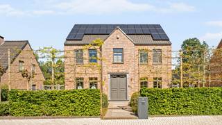 Deze indrukwekkende, statige villa uit 2007 staat garant voor uitzonderlijke kwaliteit, ruimte en energiezuinig wooncomfort (EPC-score A). Een eigendom die klasse en degelijkheid uitstraalt, afgewerkt met duurzame materialen en oog voor detail.<br /><br />Met een bewoonbare oppervlakte van ca. 275 m² (bron EPC) biedt deze woning een doordachte en royale indeling. U beschikt momenteel over drie volwaardige slaapkamers, met de mogelijkheid tot het creëren van een vierde. De twee badkamers, technische ruimte en ruime stockagezolder zorgen voor optimaal comfort en functionaliteit.<br /><br />De dubbele garage, aangevuld met een praktische zolderruimte én extra achterliggende bergruimte, biedt tal van mogelijkheden voor opslag, hobby of werkruimte.<br /><br />Gelegen op een prachtig, volledig omheind perceel van maar liefst 3.638 m², geniet u hier van absolute rust, privacy en een groen kader. De verzorgde tuin en ruime oprit met automatische poort versterken het exclusieve karakter van deze eigendom. Dankzij de oppervlakte is het bovendien perfect mogelijk om dieren te houden.<br /><br />De ligging in Romershoven (deelgemeente van Bilzen-Hoeselt) combineert landelijk wonen met een uitstekende bereikbaarheid. U woont hier in een rustige, groene omgeving, terwijl belangrijke verbindingswegen zich op korte afstand bevinden. De oprit van de E313 ligt op slechts enkele minuten rijden, waardoor steden zoals Tongeren, Hasselt en Maastricht vlot bereikbaar zijn.<br />Daarnaast geniet u van een vlotte aansluiting op het lokale wegennet en nabijgelegen voorzieningen, wat deze locatie bijzonder aantrekkelijk maakt voor wie rust zoekt zonder in te boeten aan bereikbaarheid.<br /><br />Een buitenkans voor wie op zoek is naar een kwalitatieve, instapklare villa met uitstraling, ruimte en tal van mogelijkheden, gelegen op een strategische en toch uiterst rustige locatie.