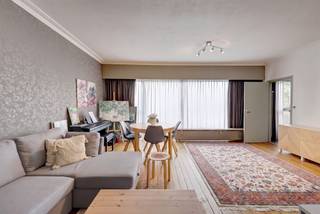<p><span>Cet </span><span>appartement lumineux</span><span> est situé à </span><span>Kontich.</span><span>… </span><span> </span> T<span> out ce dont vous avez besoin est à </span><span>portée de main : </span><span>le centre de Kontich, les transports publics, les écoles, les routes d'accès, les magasins, etc. Un atout supplémentaire est la </span><span>connexion facile à</span><span>l'autoroute E19 Anvers-Bruxelles.</span></p><p><span> </span></p><p><span>L'appartement est situé au </span><span>deuxième et plus haut étage</span><span>. </span><span> On entre dans l'appartement par le </span><span>hall d'entrée.</span><span>A l'avant</span><span> de l'appartement se trouve l'</span><span>espace de vie lumineux</span><span> et la </span><span>cuisine. </span><span>La cuisine est équipée d'un réfrigérateur, d'un four, d'une cuisinière, d'une hotte, d'un lave-vaisselle et d'un évier. L'espace de vie et la cuisine donnent tous deux accès à la </span><span>terrasse. </span></p><p><span> </span></p><p><span> À l'</span><span>arrière</span><span> se trouvent les </span><span>deux chambres à coucher</span><span>. </span><span> La </span><span>salle de bains</span><span> est équipée d'une douche à l'italienne, d'un lavabo et d'un lave-linge. Il y a également des </span><span>toilettes séparées</span><span> et un grand </span><span>espace de rangement</span><span>. </span><span> Enfin, un </span><span>box de garage est inclus dans le</span><span> loyer.</span><span> L'appartement est </span><span>prêt à être emménagé et </span><span>a été </span><span>récemment rénové. </span></p><p><span> </span></p><p><span>Aménagement</span></p><p><span>- hall d'entrée </span></p><p><span>- <br /> salon et salle à manger lumineux - cuisine</span></p><p><span>- chambre à coucher 1</span></p><p><span>- <br /> chambre 2 - terrasse</span></p><p><span>- <br /> salle de bains - toilettes séparées</span></p><p><span>- <br /> rangement - garage box<br /><br /></span></p><p><span>Détails de l'appartement</span></p><p><span>-<br /> disponible immédiatement - très économe en énergie avec pompe à chaleur</span></p><p><span>- provision 60 euro/mois (y compris paiement anticipé de l'eau), à partir d'une troisième personne 25 euro seront ajoutés</span></p><p><span>- compteur séparé pour l'électricité</span></p><p><span> </span></p><p><span>ïVous êtes intéressé par cet appartement à louer à Zwijndrecht, vous êtes à la recherche d'un autre bien immobilier ou vous souhaitez connaître la valeur de votre bien ? Dans ce cas, BOLT immo est l'endroit idéal pour vous ! Nous nous ferons un plaisir de vous aider.</span></p><p><span> </span></p>