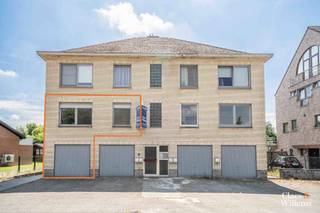 Gelegen in een rustige straat in Sint-Pieters-Leeuw, op wandelafstand van winkels, openbaar vervoer en andere faciliteiten, bevindt zich dit goed onderhouden appartement op de eerste verdieping van een kleinschalige mede-eigendom zonder lift.
Het appartement omvat een inkomhal met apart toilet, een lichtrijke woonkamer met eetplaats, een ruime keuken, twee slaapkamers en een badkamer met ligbad/douche en wastafel.
Zowel vanuit de woonkamer als vanuit de keuken heeft u toegang tot het zuidgerichte balkon, waar u heerlijk van de zon kunt genieten. Het appartement wordt verkocht samen met een garage.
Dankzij het gunstige EPC-label C, de rustige ligging en de praktische indeling is dit appartement ideaal als eigen woonst of als investering.