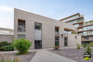 Op de eerste verdieping van het prestigieuze woonproject De Eenhoorn, in het rustige binnengebied, vinden we dit instapklare appartement met...