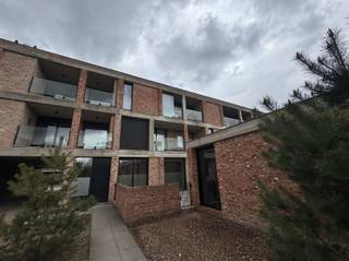 Nieuw appartement/studio te Mol centrum.Inkomhal, apart toilet, inbouw kasten met aansluiting wasmachine, woonkamer met open keuken en dadelijk...