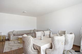 <p>Op zoek naar een interessante starterswoning of een investering met een mooi huurrendement? Dit lichtrijke appartement op de tweede verdieping combineert een praktische indeling met een uitstekende ligging vlak bij het station van Lebbeke.</p><p> </p><p>Via de inkomhal bereik je de verschillende ruimtes. Er is een apart toilet, een handige berging en een ingemaakte kast met de CV-ketel. Verder beschikt het appartement over twee ruime slaapkamers, waarvan één met aansluitend terras, en een badkamer met bad en wastafel.</p><p>De ruime leefruimte geniet van veel natuurlijk licht. De aparte keuken is uitgerust met een vaatwasser, keramische kookplaat en oven.</p><p> </p><p>Ook op technisch vlak zijn er interessante troeven: alle ramen werden vernieuwd met hoogrendementsbeglazing, het dak werd bijkomend geïsoleerd en het appartement beschikt over een zeer gunstig EPC-label B.</p><p> </p><p>De ligging vlak aan het station zorgt voor een vlotte verbinding met het openbaar vervoer. Bovendien is er een grote parking aan het gebouw, voorzien van laadpalen.</p><p> </p><p>Momenteel is het appartement verhuurd aan €600 + €100 kosten per maand, wat het bijzonder interessant maakt als investering.</p><p>Mogelijkheid tot aankoop van een aparte garagebox voor één wagen aan €15.000.</p><p> </p><p>Een appartement met een praktische indeling, zeer gunstig EPC en uitstekende bereikbaarheid, met mogelijkheden voor zowel eigen bewoning als investering.</p><p> </p>
