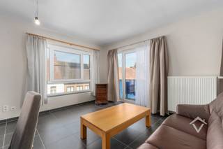 In de 10de-Liniestraat in Kortemark, een rustige verbindingsstraat tussen de Stationsstraat en Nieuwstraat, vinden we dit instapklare appartement op wandelafstand van zowel het station als de markt. Het appartement is zes jaar oud, recent volledig geschilderd en biedt een bewoonbare oppervlakte van maar liefst 120 m².<br /><br />Indeling van het appartement: <br />We betreden het appartement via een ruime inkomhal die toegang geeft tot twee grote slaapkamers, een apart bureau of derde slaapkamer en een apart gastentoilet. De moderne badkamer beschikt over een inloopdouche, dubbele wastafel met meubel en een praktische spiegelkast.<br /><br />De lichte leefruimte vormt samen met de open keuken (voorzien van kwalitatieve SMEG-toestellen) het hart van de woning. Dankzij de vele raampartijen geniet deze ruimte van een prachtige natuurlijke lichtinval. Een aparte berging maakt het geheel compleet. De gang en leefruimte worden stijlvol gescheiden door een glazen deur.<br /><br />De overdekte autostaanplaats en afgesloten berging worden verplicht mee aangekocht voor een meerprijs van € 15.000.<br /><br />Troeven op een rij: <br />- Energiezuinig - EPC-label A<br />- Zuinig in verwarming (lage energiefacturen) <br />- Ruime, open indeling <br />- Kwalitatieve en recente afwerking (2019)<br />- Instapklaar<br />- Autostandplaats + extra berging mogelijk bij te kopen: € 15.000<br /><br />Interesse? Contacteer ons en plan uw bezoek in.