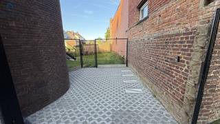 <h1><span>INSTAPKLAAR DAKAPPARTEMENT MET 2 SLAAPKAMERS, ZONNEPANELEN &amp; MOGELIJKHEID TOT EXTRA RUIMTE</span></h1><p><span>Modern, energiezuinig en instapklaar wonen op wandelafstand van het centrum van Geraardsbergen!</span></p><p><span>Bent u op zoek naar een </span><span>recent nieuwbouwappartement waar comfort, energiezuinigheid en een uitstekende ligging samenkomen?</span><span> Dan is dit prachtige dakappartement absoluut het ontdekken waard.</span></p><p><span>Dit </span><span>instapklare appartement met 2 slaapkamers</span><span> werd recent afgewerkt met oog voor hedendaags wooncomfort en beschikt over tal van troeven. Dankzij de </span><span>zonnepanelen en vloerverwarming via een warmtepomp</span><span> geniet u niet alleen van een aangenaam binnenklimaat, maar ook van een energiezuinige woning.</span></p><p><span>De leefruimte sluit mooi aan op de </span><span>volledig ingerichte keuken</span><span>, waardoor u beschikt over een aangename en praktische woonomgeving. Daarnaast zijn er </span><span>2 slaapkamers, een moderne badkamer en een afzonderlijk toilet</span><span>.</span></p><p><span>Een bijzonder extra pluspunt is de </span><span>zolderruimte</span><span>, die nog verder kan worden ingericht. Deze biedt de mogelijkheid om bijvoorbeeld een </span><span>extra slaapkamer, bureau, hobbyruimte of polyvalente ruimte</span><span> te creëren.</span></p><h3><span>DE TROEVEN OP EEN RIJ</span></h3><ul><li><span>Recent afgewerkt nieuwbouwappartement</span></li><li><span>2 slaapkamers</span></li><li><span>Mogelijkheid tot extra ruimte op de zolder</span></li><li><span>Ingerichte keuken</span></li><li><span>Moderne badkamer</span></li><li><span>Afzonderlijk toilet</span></li><li><span>Zonnepanelen</span></li><li><span>Vloerverwarming via warmtepomp</span></li><li><span>Elektrische installatie conform AREI</span></li><li><span>Eigen staanplaats</span></li><li><span>Fietsenstalling</span></li><li><span>Op wandelafstand van het centrum van Geraardsbergen</span></li><li><span>Verkoop onder registratierechten van 2% bij aankoop van de enige eigen woning</span></li></ul><p><span>Een ideale woning voor wie </span><span>comfortabel, energiezuinig en toekomstgericht</span><span> wil wonen, zonder nog grote werken te moeten uitvoeren.</span></p><p><span>Interesse?</span><span> Reageer via deze advertentie. Wij nemen vervolgens telefonisch contact met u op om een persoonlijk bezoek in te plannen.</span></p>
