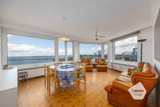 <ul>
<li>Dit twee slaapkamer <strong>hoek-appartement</strong> is gelegen langs de Albert I-Promenade te Oostende.</li>
<li>Het appartement is gelegen vlakbij het commercieel centrum, station en Visserskaai.</li>
<li>Vanop de <strong>9<sup>e </sup>verdieping</strong> geniet je van een uniek <strong>uitzicht</strong> op de <strong>duinen, zee</strong>, Oosteroever, vaargeul, ...</li>
<li>De indeling van het appartement is als volgt: inkom, leefruimte met half open keuken, <strong>twee slaapkamers</strong>, badkamer en afzonderlijk toilet.</li>
<li>Het perfecte tweede verblijf met prachtig zeezicht!</li>
</ul>