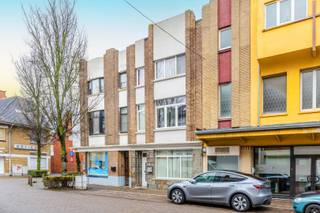 Welkom in de Thomas van Loostraat 28 te Oostende.<br /><br />Deze op te frissen beletage-woning vind je in de rustige Vuurtorenwijk, in de buurt van de Spuikom en op amper 15 minuten wandelen van het Oosterstrand.<br />In deze leuke, volkse buurt is het rustig wonen, weg van het toerisme, maar toch nog in de nabijheid van de kust.<br /><br />Dit <strong>voormalige handelsgebouw</strong> wordt al jaren gebruikt als gezinswoning, maar kan zo terug omgetoverd worden tot winkel of kantoor.<br />We betreden het gebouw langs een gemeenschappelijke <strong>inkom</strong>, waar je het handelsgedeelte perfect kan afscheiden van de privé woning.<br />Op het gelijkvloers vinden we een <strong>multifunctionele ruimte.</strong>  Deze wordt nu als <strong>hobbyruimte</strong> en <strong>opslagplaats</strong> gebruikt. Wordt dit jouw fitnesskamer of het thuiswerk kantoor?<br />Je vindt hier ook de CV ketel.  Achteraan het gebouw is nog een kleine koer met de mogelijkheid een <strong>toilet</strong> te installeren.<br />In de <strong>traphal</strong> is plaats om een vestiaire te voorzien.  Je hebt hier ook de toegang tot de <strong>kelder</strong>.  Het grootste deel van de het gebouw is onderkelderd.<br /><br />Op de overloop op de eerste verdieping vinden we meteen het <strong>gastentoilet</strong>.<br />De ruime <strong>woonkamer</strong> heeft een <strong>eetplaats</strong> en een <strong>salon</strong>.  Vooraan de woning vinden we ook een <strong>bureau</strong> ruimte.  Deze kan perfect gebruikt worden als extra slaapkamer.<br />Achteraan het gebouw is de keuken.  Deze werd in 2020 vernieuwd.  Via het terras krijg je extra veel licht binnen.<br /><br />Op de tweede verdieping vind je <strong>3 ruime slaapkamers</strong>.  <br />Verder vind je hier ook een <strong>apart toilet</strong> en de <strong>badkamer</strong> met ligbad en douche.  Een klein <strong>balkon</strong> geeft hier ook extra licht.<br /><br /><strong>Technisch:</strong><br />- EPC: 229 kWh/m2jaar, label C<br />- GEEN Renovatieverplichting<br />- G-&amp;P-score: C &amp; C<br />- Vg, Wg, Gmo, Gvv, Gvkr<br /><br /><strong>In de buurt:</strong><br />- Basisscholen: 200m.<br />- Bushalte op 180 m.<br />- Spuikom op 250 m.<br />- Tram op 600m.<br />- Supermarkt op 700m.<br />- Strand op 1,5 Km.<br />- Station op 3 Km.<br /><br /><br />Weet jij wel raad met de extra ruimte en schrikt een beetje werk je niet af?  Kom dan snel deze leuke woning ontdekken.