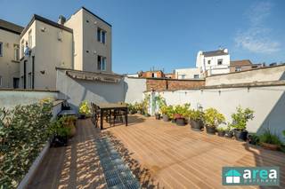 <p><span>In een rustige straat in Boho, treffen we deze instapklare woning met terras terug. Het betreft een ruime en verzorgde woning met 3 à 4 slaapkamers (afhankelijk van gebruik). Vergeet het parkeerprobleem! De woning beschikt over een inpandige garage alsook een plekje voor de poort. Plaats voor je hobby/ werk? Achteraan de woning bevindt zich een polyvalente ruimte die je zelf kan invullen! Dankzij de uitstekende ligging bevindt u zich op een steenworp van tal van hippe adresjes, gezellige cafés en restaurants. Bovendien biedt de directe omgeving een uitgebreid aanbod aan voorzieningen: winkels, scholen, apotheken en openbaar vervoer zijn allemaal vlot bereikbaar.</span></p><p><span> </span></p><p><span>Grootste troeven</span></p><p><span>-Centrale locatie</span></p><p><span>-Inpandige garage met handig magazijn</span></p><p><span>-Instapklare woning met 3 à 4 slaapkamers</span></p><p><span>-Conforme EK + asbestveilig attest!</span></p><p><span>-Geen energetische reno-verplichting!</span></p><p><span> </span></p><p><span>Indeling</span></p><p><span>Kelder: ruime droge kelder (35m²), ideaal voor stockage!</span></p><p><span>Glvl: inkomhal met doorgang naar de bureauruimte (11m²), gevolgd door een douchekamer (4m²) met toilet. Via de garage (25m²) met elektrische poort bereik je het handige magazijn/bergruimte (60m²).</span></p><p><span>V1: Ruime, lichte leefruimte (30m²) met aansluitend de volledig geïnstalleerde keuken (14m²). Daarnaast vind je een ingerichte badkamer (7m²) met inloopdouche en WC alsook een polyvalente kamer (10m²) die kan dienen als slaapkamer of bureauruimte. Tot slot is er nog een ruim en zonnig terras (33m²).</span></p><p><span>V2: Via de nachthal bereiken we twee comfortabele slaapkamers (18m² & 12m²). Op het tussenverdiep bevindt zich de 3</span><span><sup>de</sup></span><span> slaapkamer (11m²) met ensuite badkamer (3m²), uitgerust met ligbad en toilet.</span></p><p><span> </span></p><p><span>Voor meer informatie kan u terecht bij Area Partners: INFO@area.be of 03/284.60.60</span></p>