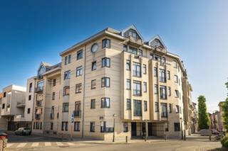 JETTE, wijk “Carton de Wiart”, op korte afstand van de Basiliek en alle voorzieningen, bieden wij u een appartement van ± 128 m² woonoppervlakte...