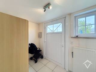 Deze instapklare woning is gunstig gelegen in Eernegem, met een vlotte bereikbaarheid naar het centrum en goede verbindingen richting Torhout en Oostende.<br /><br />Via de ruime inkomhal met gastentoilet en praktische berging komt u in de lichtrijke leefruimte met open keuken. De keuken is uitgerust met alle nodige toestellen en biedt rechtstreekse toegang tot de tuin.<br />Via de nachthal bereikt u drie volwaardige slaapkamers, een badkamer met ligbad en lavabomeubel en een afzonderlijk toilet.<br /><br />De volledig afgesloten tuin biedt de nodige privacy en geeft toegang tot de garagebox, die bereikbaar is via een zijstraat. Aan de garage is bovendien een extra parkeerplaats voorzien. Ook op de oprit voor de woning is er parkeergelegenheid.<br /><br />Troeven:<br />- Instapklaar<br />- Energiezuinig – EPC-label B<br />- Drie volwaardige slaapkamers<br />- Garagebox en extra parkeermogelijkheden<br />- Volledig afgesloten tuin<br />- Regenwaterput<br />- Vlotte bereikbaarheid<br /><br />Beschikbaar vanaf: 01/01/2027<br />EPC: label B – 160 kWh/m²/jaar<br /><br />Wenst u deze woning te bezoeken? Neem gerust contact met ons op voor een afspraak.