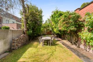 [[ DIT PAND NEEMT DEEL AAN DE ERA OPEN HUIZEN DAG OP 13/6 VAN 9:30 TOT 10:30 ]]
<p>Te koop: charmante woning in Boom, gelegen in de Peter Benoitstraat, op een toplocatie vlakbij het park.</p>

<p> </p>

<p>Deze woning biedt een aangename woonomgeving met sterke buurtbeleving. Dankzij de centrale ligging geniet u van een vlotte verbinding naar zowel Antwerpen als Brussel, ideaal voor wie werkt in de stad maar rustig wil wonen. De nabijheid van het park zorgt voor ontspanning en recreatie op wandelafstand, terwijl de buurt een warme en levendige sfeer uitstraalt.</p>

<p> </p>

<p>Belangrijkste ruimtes:<br />• Ruime woonkamer met natuurlijke lichtinval.<br />• Functionele keuken.<br />• Badkamer met basisvoorzieningen.<br />• Buitenruimte met tuin en terras.</p>

<p> </p>

<p>Troeven:<br />• Topligging vlakbij het park.<br />• Centrale verbinding met Antwerpen en Brussel.<br />• Aangename woonomgeving met sterke buurtbeleving.</p>

<p> </p>

<p>Neem vandaag nog contact op met je ERA-makelaar voor een bezoek.</p>

<p> </p>

<p>JOUW DROOMHUIS. ZO GEVONDEN!</p>
