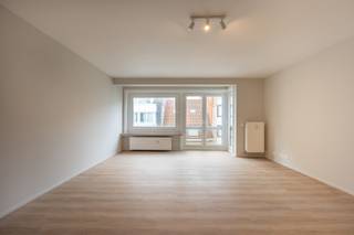 Res. Malpertuus.<br />Instapklaar appartement op zeer centrale ligging tussen Lichttorenplein en Dumortierlaan. <br />Dit appartement omvat inkomhal met vestiare en apart toilet. Half open keuken met alle comfort.<br />1 volwaardige slaapkamer en 1 kleinere slaapkamer. Centraal gelegen badkamer tegen over beide slaapkamers, voorzien van lavabo en ligbad. <br />Ref. A718