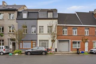 <br />Op zoek naar een ruime stadswoning met karakter en tal van mogelijkheden? Deze charmante woning in de Kartuizerlaan te Gent biedt een bruikbare vloeroppervlakte van 159 m² en combineert authentieke elementen met een praktische indeling.<br /><br />Op het gelijkvloers bevindt zich de gezellige leefruimte, aansluitend op de ruime leefkeuken met centrale lichtkoepel die zorgt voor een aangename natuurlijke lichtinval. Verder beschikt de woning over een badkamer, een praktische berging en meerdere verdiepingen met slaapkamers.<br /><br />De eerste verdieping omvat een ruime hoofdslaapkamer en toegang tot het zonnige, betegelde dakterras. Op de tweede verdieping bevinden zich nog twee slaapkamers. De afgewerkte zolderverdieping met zichtbare houten balken biedt bijkomende mogelijkheden en kan ingericht worden als vierde slaapkamer, bureau of hobbyruimte.<br /><br />Met haar gunstige ligging in Gent, het ruime dakterras en de flexibele indeling is deze woning ideaal voor wie op zoek is naar een karaktervolle stadswoning met voldoende ruimte.<br /><br />Troeven
<ul>
	<li>Bruikbare vloeroppervlakte van 159 m²</li>
	<li>Ruime leefkeuken met centrale lichtkoepel</li>
	<li>Zonnig en ruim dakterras</li>
	<li>Centrale verwarming op aardgas</li>
	<li>Asbestveilig</li>
</ul>
Heeft u interesse in deze woning? Neem dan contact met ons op via <strong>0484 14 96 86</strong> of <strong>info@oko.immo</strong>.