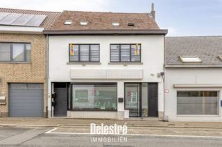 Ruim app. of investeringseigendom met 3 slaapkamers, gelegen op een belangrijke invalsweg vlakbij het hartje van het centrum van Mere...