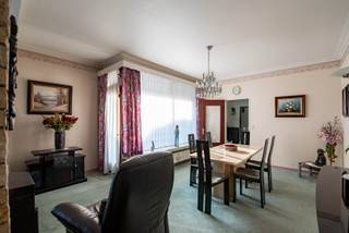 3 slpk appartement met terras<br /><br />Gelegen in de Brugstraat 3, bevindt dit appartement zich op wandelafstand van Park Spoor Noord, het Eilandje en de Leien. Hierdoor geniet je van een vlotte verbinding naar het stadscentrum én een uitstekende bereikbaarheid met het openbaar vervoer. Grootwarenhuizen en buurtwinkels bevinden zich letterlijk in de straat en om de hoek. Deze ligging geeft dan ook in een top Mobiscore van 9,4/10! Het appartement bevindt zich op de derde verdieping van een verzorgd gebouw met acht appartementen en is vlot bereikbaar met de lift. Via de inkomhal met apart toilet kom je binnen in de lichtrijke leefruimte, die vlot kan worden opgedeeld in een gezellige zithoek en eetgedeelte (voorzijde met enkele beglazing, achterzijde met dubbele beglazing). Vanuit de leefruimte heb je toegang tot het zuid-oost gerichte terras. Verder beschikt het appartement over drie slaapkamers, een badkamer (met ligbad, stadouche, badkamermeubel en aansluiting voor wasmachine) en een keuken. Er is geen renovatieverplichting en er zijn aparte meters voor gas en elektriciteit. Maandelijkse lasten: 353 euro (incl. voorschot water, blokpolis, onderhoud lift, elektriciteit gemeenschappelijke delen, professionele syndicus en bijdrage reservefonds). Kortom, een ruim en licht appartement op een goede locatie!<br /><br />Verplichte vermeldingen<br />EPC: 231 kWh/m²<br />P-score: D<br />G-score: D<br />Stedenbouwkundige inlichtingen: Vg, Wg, Vkr, Gmo, Gvv