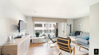 Modern gemeubeld appartement gelegen in een klein recent gebouw op centrale ligging nabij het centrum en het albertstrand. Samenstelling: open keuken voorzien van alle toestellen, gezellige living met zit- en eethoek uitgevend op terrasje vooraan. Apart toilet, 2 ruime slaapkamers, bad - en douchekamer. Slechts één appartement per verdiep. Alleen 2de verblijf mogelijk. Deelname syndickosten ff 100 EUR/maand.