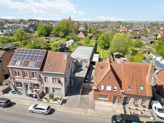 Ruime halfopen bebouwing met loods van ca. 300m², 3 slaapkamers en zonnig terrasOntdek deze veelzijdige eigendom die wonen en werken perfect...