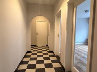 Op een uitstekende locatie te Berchem, vinden we dit ruim en opgefrist 2-slpk appartement.Het openbaar vervoer (bus en tram), tal van winkels en heel...