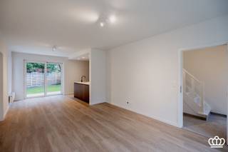 <p><span>Instapklare, energiezuinige woning (EPC A) op een zonnig perceel in een rustige woonwijk te Brasschaat! </span><span><br />Deze hoogwaardig gerenoveerde woning werd in 2025 volledig vernieuwd in een moderne stijl met warme accenten.</span></p><p><span> </span></p><p><span>INDELING </span></p><p><span> </span></p><p><span>Gelijkvloers </span><span><br />Via de inkomhal met gastentoilet en handenwasser betreedt u de woning. Deze geeft uit op de lichtrijke leefruimte, die geniet van een mooi zicht op de tuin en directe toegang biedt tot het open terras via een groot schuifraam.<br />De moderne keuken is strak afgewerkt met warme hout accenten, een travertin natuurstenen blad en een kookeiland. Ze is volledig uitgerust met kwalitatieve AEG inbouwtoestellen en hedendaags comfort.<br />Aansluitend bevindt zich een praktische berging/wasplaats met aansluiting voor wasmachine en droogkast, evenals de CV-ketel op aardgas. Vanuit hier is er toegang tot de inpandige garage met automatische poort.</span></p><p><span> </span></p><p><span>Eerste verdieping</span><span><br />De houten trap leidt naar de eerste verdieping, waar zich twee slaapkamers bevinden. Beide kamers zijn uitgerust met een warmtepomp die zowel kan verwarmen als koelen.</span></p><p><span>De stijlvolle badkamer is volledig betegeld en beschikt over een ligbad, een ruime inloopdouche, een dubbele wastafel met LED-verlichte spiegels, een toilet en een handdoekradiator.</span></p><p><span><br />Tweede verdieping</span></p><p><span>Via een vaste houten trap bereikt u de tweede verdieping, waar zich de master bedroom bevindt, eveneens uitgerust met een warmtepomp. De zichtbare houten balken geven deze ruimte een bijzonder charmant en karaktervol accent. </span></p><p><span> </span></p><p><span>Kelder</span></p><p><span>De woning beschikt over een kruipkelder, met uitzondering van de garage. </span></p><p><span> </span></p><p><span>Tuin</span></p><p><span>De woning is gelegen op een zuid-oost georiënteerd perceel. Vooraan bevindt zich een ruime oprit en een aangelegde, omheinde voortuin. Achteraan is er een open terras en een mooi aangelegde, volledig omheinde en onderhoudsvriendelijke tuin. </span></p><p><span> </span></p><p><span>Bijzonderheden</span></p><p><span>- De woning werd in 2025 volledig gestript en gerenoveerd met gebruik van kwalitatieve materialen.</span></p><p><span>- EPC A-label (nieuw dak, 8 zonnepanelen, warmtepomp, overal HR-beglazing,...) </span></p><p><span>- Elektriciteit is conform en de woning is asbestvrij</span></p><p><span>- De oppervlaktes zijn indicatief en gebaseerd op het EPC. </span></p><p><span> </span></p>