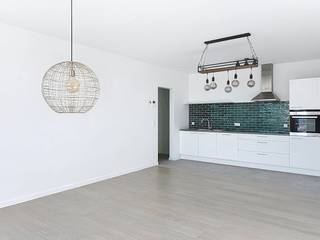 Recent dakappartement te huur in Brig in Boomindeling:- inkomhal- woonkamer met open uitgeruste keuken- terras - berging met aansluiting voor wasmachine en droogkast- gastentoilet- badkamer met inloopdouche en dubbele lavabomeubel- slaapkamer 1 Bij het appartement hoort tevens een ondergrondse autostaanplaats met laadpunt en kelderberging.Locatie: dit appartement te huur in Boom is gelegen in blok 2 van het project Brig aan de oevers van de Rupel. Het centrum van Boom bevindt zich op wandelafstand alsook het recreatiedomein De Schorre. Via de A12 en E19 heeft u bovendien een vlotte verbinding met Antwerpen, Brussel en Mechelen.Bijzonderheden:- energiezuinig BEN appartement (Bijna-energie-neutraal)- energiezuinige verwarming op aardgas en waterstof- hoogrendementsbeglazing- 3 privatieve zonnepanelen- vloerverwarming- dakappartement- terras met zicht op het water- vliegenramen- provisie gemeenschappelijke kosten 85 euro/maand (inclusief verwarming)- inclusief ondergrondse autostaanplaats met laadpunt en kelderberging- plaatsbeschrijving op gemeenschappelijke kosten tussen huurder en verhuurder- gemeenschappelijke fietsenstalling- Bringme systeem voor pakjes- Onmiddellijk beschikbaarBent u geïnteresseerd in dit prachtig appartement te huur in Boom? Aarzel dan niet om om contact op te nemen.