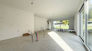 Elke zondag welkom op ons kantoor van 10u-12u voor meer info over de nieuwbouwprojecten! <br /><br />Bij ImmoFusion 7/7 “open huis” : klik op onze 3D-TOUR. Ervaar vastgoed alsof je er zelf doorloopt!<br /><br />In de Halstraat 113-2 te Heusden-Zolder vind je deze recente woning die perfect gelegen is voor wie rust wil combineren met een vlotte bereikbaarheid. Met een perceeloppervlakte van 4,94 are en een tuin die zich méér dan 50 meter diep uitstrekt, biedt deze woning heel wat mogelijkheden voor buitenleven, speelruimte en tuinliefhebbers.<br /><br />De woning bevindt zich in een casco+ staat, de vloer is reeds gelegd en dat je de verdere afwerking nog volledig naar eigen wens kan invullen. Dit geeft je de vrijheid om het interieur helemaal af te stemmen op je eigen stijl en voorkeuren.<br /><br />De ruime leefruimte baadt in natuurlijk licht en staat in verbinding met een keukenruimte die klaar is om uitgerust te worden. Aansluitingen voor onder andere een inductiekookplaat, pompbak en microgolfoven zijn voorzien. Via het schuifraam kom je terecht op het aangename terras van 27 vierkante meter – een fijne plek om te ontspannen of te genieten van een maaltijd in open lucht.<br /><br />Op de verdieping zijn er drie comfortabele slaapkamers en ruimte voor een badkamer. De hele woning is uitgerust met een ventilatiesysteem D, wat zorgt voor een constante en gezonde luchtcirculatie. Daarnaast werd op het gelijkvloers vloerverwarming geplaatst, wat het wooncomfort merkbaar verhoogt.<br /><br />Verwarming gebeurt via een duurzame warmtepomp, wat bijdraagt aan een energiezuinige en toekomstgerichte woonoplossing. Voor wie extra parkeergelegenheid wenst, is er een vergunning voorzien voor het plaatsen van een carport.<br /><br />________________________________________<br /><br />Pluspunten:<br />- Nieuwbouwwoning in casco+ afwerking (vloer voorzien)<br />- 3 slaapkamers<br />- Veel lichtinval in leefruimte<br />- Aansluitingen voor keuken met inductievuur, pompbak en microgolfoven<br />- Vloerverwarming op het gelijkvloers<br />- Energiezuinige warmtepomp<br />- Ventilatiesysteem D<br />- Terras van 27 m²<br />- Diepe tuin op een perceel van 4,94 are<br />- Vergund voor carport<br />- Rustige ligging met vlotte bereikbaarheid<br />- Grond aan 12% RR / constructie aan 21% btw<br />________________________________________<br /><br />Voor een bezichtiging of meer informatie, bel ons op 078/78.78.70 of spring gerust eens binnen in ons kantoor – je bent altijd welkom!