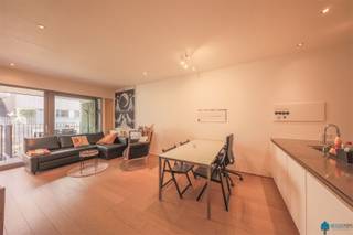 Unieke kans in hartje Gent: wonen aan het water met alle comfort op een uitzonderlijke locatie.<br />Dit stijlvolle gelijkvloers appartement aan de Ketelvest combineert een uitzonderlijke ligging aan de Ketelvaart (verbinding van de Leie en de Schelde) met een modern, instapklaar interieur. Dankzij de grote raampartijen, het private terras en de open leefruimte geniet je hier van een zeldzame mix van rust, licht en stadsleven.<br />Indeling als volgt: ruime leefruimte met grote ramen en directe toegang tot het terras, open en volledig uitgeruste keuken met moderne toestellen, slaapkamer met zicht op het terras en de Ketelvaart, ingerichte badkamer met alle comfort, inkomhal met vestiaire en apart toilet, ruim terras waar je kan genieten van ochtend- laatavond zon, waterzicht en de rustige sfeer van de Ketelvest<br />De woning is volledig gelijkvloers en dus ideaal voor wie comfort en toegankelijkheid belangrijk vindt.<br />De Ketelvest is één van de meest gegeerde locaties in Gent. Op wandelafstand van het historisch centrum, winkels, horeca en cultuur met een vlotte verbinding naar station Gent-Sint-Pieters en belangrijke invalswegen. Tot slot gelegen in een rustige straat met een residentiële uitstraling.<br />Hier woon je in de stad, maar toch in een oase van rust.<br />⭐ Troeven op een rij:<br />• Gelijkvloers wonen met terras<br />• Uitzicht en directe nabijheid van het water<br />• Moderne afwerking en instapklaar<br />• Toplocatie in het centrum van Gent<br />• Ideaal als starterswoning, pied-à-terre of investering<br />