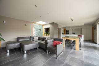 <strong>Moderne , energiezuinige woning met 4 slaapkamers vlakbij centrum van Mol</strong><br /><br />Bent u op zoek naar een instapklare woning op een toplocatie in Mol? Dan is deze ruime en moderne woning precies wat u zoekt! Gelegen op wandelafstand van het centrum, combineert deze woning comfort, ruimte en een uitstekende ligging.<br /><br />Indeling:<br /><br />Op het gelijkvloers vindt u een lichtrijke woonkamer met open keuken, ideaal voor gezellige familiemomenten. Daarnaast beschikt de woning over een bureau, een praktische wasplaats en een volledig uitgeruste badkamer met ligbad, douche en toilet.<br />Er is eveneens een tweede apart toilet.<br /><br />De eerste verdieping telt drie slaapkamers, waarvan één met een aangrenzende dressing. Hier bevindt zich ook nog een extra toilet.<br /><br />De woning heeft bovendien een ruime zolder, perfect als vierde slaapkamer, hobbyruimte of bureau. In de kelder is er extra bergruimte beschikbaar.<br /><br />Buiten geniet u van een gezellige koer met overkapping – ideaal voor lange zomeravonden of een knusse barbecue met vrienden.<br /><br />Vooraan veel parkeergelegenheid en garage.<br /><br />Troeven:<br /><br />Moderne afwerking<br /><br />3 tot 4 slaapkamers + bureau<br /><br />Ligging op wandelafstand van centrum Mol<br /><br />Kelder en ruime zolder<br /><br />Instapklaar<br /><br />Mis deze kans niet en plan snel uw bezoek!