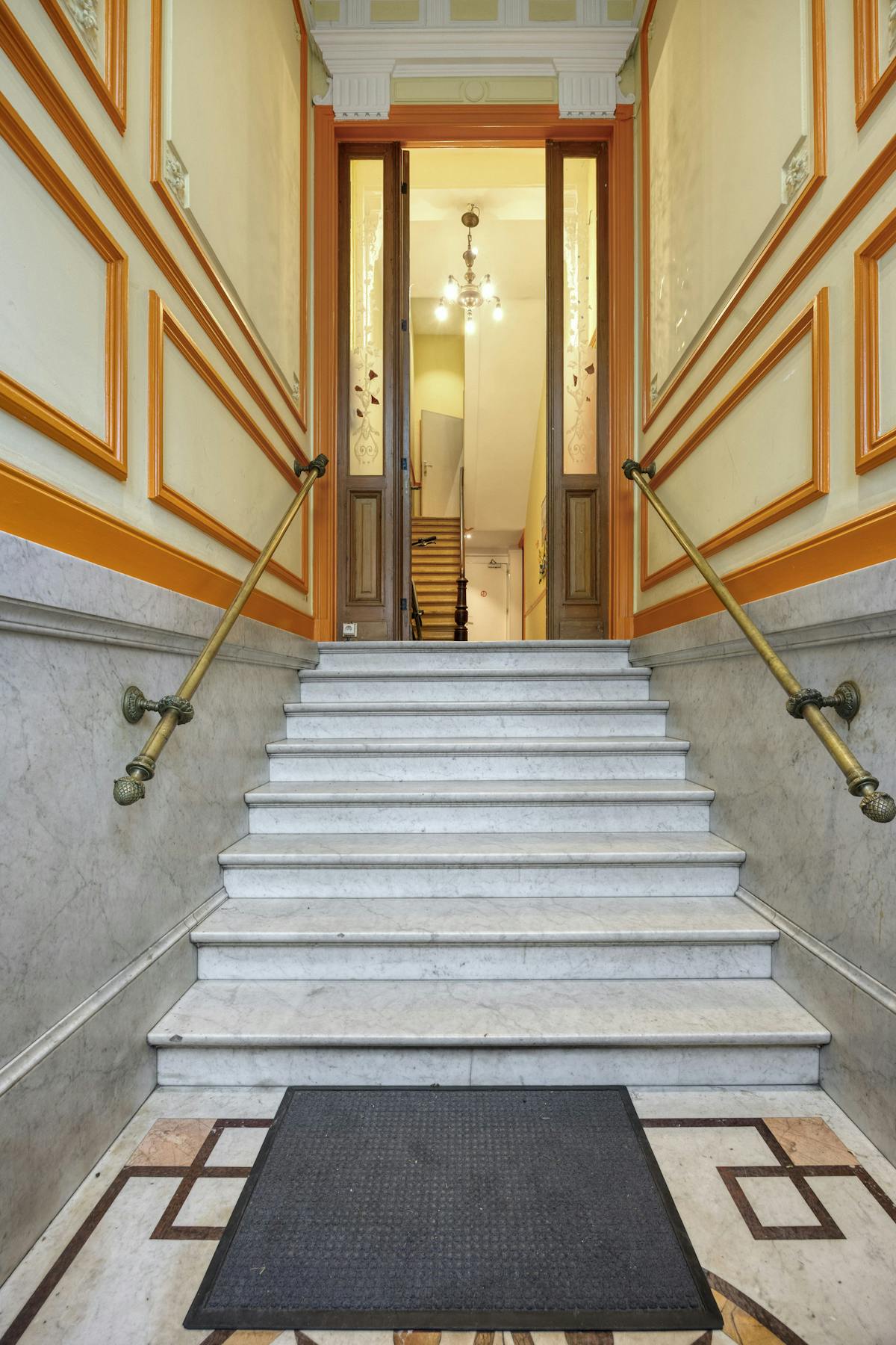 Op te frissen herenhuis met 7 slaapkamers en stadstuin. - foto 2