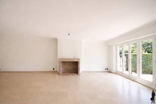<strong>In het centrum van Brasschaat een gelijkvloers appartement ca. 180m², met terras, tegenover het park!<br /></strong><br /><span><strong>Indeling: </strong></span><br />- Inkomhal op beige natuursteen met vestairekast en toegang tot het gastentoilet. <br />- Vervolgens heeft u toegang tot een ruime leefruimte (ca.45m²) op beige natuursteen. Via opslaande deueren heeft u toegang tot het voorliggend terras.<br />- Vanuit de living komt u verder in de leefkeuken (ca.21m²), voorzien van een aparte berging en wasplaats. Aansluitend bevindt er zich ook een verande die u toegang biedt tot het royale terras (westorëntatie) aan de achterzijde. <br />- De nachthal geeft toegang tot de 2 slaapkamers op parket (ca. 15,5m² - 12,7m²), met dressing cq. bureel (ca. 9,5m²). <br />- Als laatste bevindt er zich een ruime badkamer. Deze zal vernieuwd worden. <br /><br /><br /><span><strong>Algemeen:</strong></span><br />- Het appartement is centraal gelegen nabij het centrum van Brasschaat;<br />- De slaapkamers zijn voorzien van rolluiken;<br />- Alarm aanwezig;<br />- individuele kelderberging en autostaanplaas in de prijs inbegrepen;<br />- Collectieve verwarming (mazoet) voorzien van individuele tussenmeters. Deze worden 2 maal per jaar afgerekend;<br />- individuele meters voor water en elektriciteit;<br />- Algemene onkosten provisie: 180 euro per maand (P<span>oets, ramenwasser, onderhoud voortuin van gemeenschappelijke delen, lift, syndicus, afvalcontainers, conciërge,.)<br /></span><br /><strong>- Het appartement is beschikbaar vanaf 1 Juni 2026.</strong>