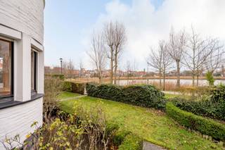 Unieke opportuniteitTe renoveren Art-Déco villa grenzend aan het Zegemeer aan de ZUIDKANT!!De royale leef- en eetruimte baadt in het licht en sluit...