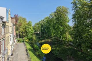 In een groene, residentiële omgeving net buiten de historische binnenstad van Brugge bevindt zich dit uitzonderlijk gerenoveerd burgerhuis...