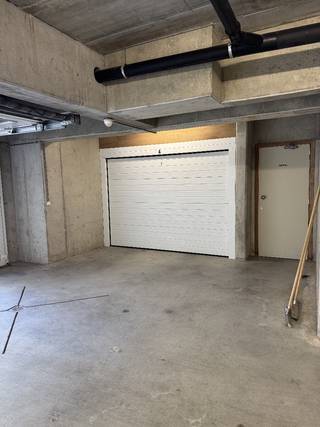 In de ondergrondse parking van Residentie Greenway vind je deze ruime garagebox van 5,25 op 3 meter. De box heeft een automatische poort.Huurprijs is...