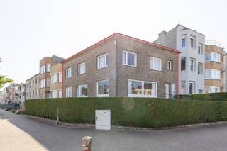 Blankenberge: Ruime woning met 6 slaapkamers, dubbele garage en zonnige tuin vlakbij zee te koop!Op de hoek van de Prinsenlaan en Koninginlaan,...