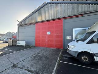 Warehouse for rent in Kuurne of approximately 790 m². Located in the Kortrijk-Noord industrial zone with easy access to the Ring...