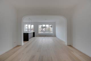 <p><strong>Hoog wonen in hartje Pulhof</strong></p>
<p><strong>De Pastoor van de Wouwerstraat staat bekend om zijn rust, charme en ideale ligging tussen winkels, openbaar vervoer en alles wat je nodig hebt binnen handbereik. En wat je er ook vindt? Dit compleet gerenoveerde, kleinschalige gebouwtje… We nemen je mee naar de bovenste verdieping, waar een volledig vernieuwd appartement op jou ligt te wachten. Klaar voor een frisse start in alle comfort? Kom binnen…</strong></p>
<p><strong>Tweede verdieping, véél ruimte</strong></p>
<p>Met 97 m² krijg je hier een appartement dat diep ademt. Grote leefruimtes, veel licht en een elegante vloer die doorloopt van voor naar achter. De leefruimte is de ster van de show: het zonnetje valt hier prachtig binnen - en de ruimte voelt evenwichtig en rustig.</p>
<p><strong>Knappe keuken, en een badkamer die nog naar ‘nieuw’ ruikt</strong></p>
<p>De open keuken is modern geïnstalleerd en op maat gemaakt voor dagelijks gebruik. Geen overbodige luxe, wel pure functionaliteit en alles wat jouw culinair hartje begeert. En ook de badkamer is spiksplinternieuw, klaar voor die eerste tandenborstel.</p>
<p><strong>Twee slaapkamers die de stilte bewaken</strong></p>
<p>Beide slaapkamers liggen achteraan, weg van de straat. Mooie volumes, mooie lichtinval. Je voelt meteen dat dit ruimtes zijn waar je graag wat langer blijft liggen. Je vindt achteraan trouwens ook toegang tot het extreem gezellige terrasje: een plek voor koffie, lucht, zon en uitzicht over de buurt.</p>
<p><strong>Kelder inbegrepen</strong></p>
<p>Dit appartement heeft een privatieve kelderberging (ongeveer 5 m²) én toegang tot de gemeenschappelijke fietsenstalling.</p>
<p><strong>Verliefd? Info@ugly.be</strong></p>