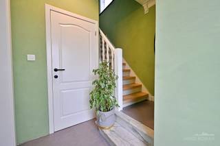 <p>Dans un <strong>quartier résidentiel calme</strong> à Kerkhove, nous découvrons cette agréable maison, située dans un environnement paisible tout en étant proche de diverses commodités telles que les transports en commun, les écoles et les magasins à proximité.<br /><br />La maison est agencée comme suit : nous entrons dans le domicile par le hall d'entrée, équipé d'un toilette invité séparé et d'un espace de rangement pratique. Ensuite, nous accédons à un spacieux séjour avec une cuisine bien équipée attenante. De la salle de vie, vous profitez d'une belle vue sur le jardin. À l'avant du salon, une partie a été aménagée en salon de beauté, mais cet espace peut naturellement être réaffecté à d'autres usages.<br /><br />À l'étage, se trouvent la salle de bain, équipée d'une douche, d'un toilette et d'un lavabo, ainsi que deux grandes chambres. De plus, il y a une plus petite pièce qui sert actuellement de dressing, mais qui peut également être aménagée en chambre d'enfant ou en bureau. La maison dispose également d'une cave et d'un pratique grenier.<br /><br />À l'extérieur, cette propriété a également beaucoup à offrir. Dans le jardin, nous trouvons un grand abri de jardin avec auvent, idéal comme espace de rangement supplémentaire ou pour se détendre agréablement. De plus, de nombreuses places de stationnement sont disponibles grâce à la <strong>garage</strong>, au carport et à la spacieuse allée.<br /><br />Vous souhaitez plus d'informations ? Contactez Els au 0478 61 64 34 ou par email à els@immoroman.be</p>