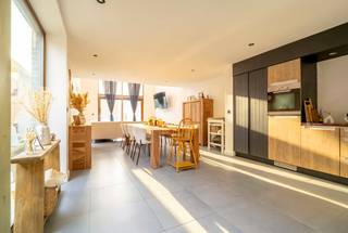<p>Charmante woning met bijgebouw en grote tuin aan de voet van de Kluisberg.<br /><br />Deze instapklare eigendom bevindt zich op een toplocatie aan de voet van de Kluisberg, vlakbij Ronse en Avelgem en op slechts 30 minuten van Doornik. Ideaal voor wie rustig wil wonen in het groen met een vlotte bereikbaarheid.<br /><br />De woning werd heropgebouwd en combineert hedendaags comfort met een aangename, lichtrijke leefomgeving. U geniet van vloerverwarming, zonnepanelen en een ruime leefruimte met open zicht op de tuin. De open, stijlvolle keuken sluit naadloos aan op de leefruimte, aangevuld met een praktische berging en garage. Op de verdieping bevinden zich een ruime nachthal, drie volwaardige slaapkamers, een moderne badkamer en een apart toilet.<br /><br />Achteraan strekt zich een diepe, zonnige tuin uit met open zicht, perfect om te ontspannen in alle rust.<br /><br />Een grote meerwaarde is het naastgelegen bijgebouw met twee verdiepingen, dat nog te renoveren is. Dit biedt tal van mogelijkheden zoals een atelier, kangoeroewoning, praktijkruimte of investeringsproject (onder voorbehoud van vergunning).<br /><br />Het buitengedeelte vraagt nog verdere afwerking.<br /><br />Een unieke opportuniteit voor wie comfortabel wil wonen met extra potentieel en uitbreidingsmogelijkheden.<br /><br />Dit zoekertje omvat enkele AI-gegenereerde visualisaties.<br />Meer info of plan je bezoek: wim@immobeguin.be<br />Te koop via Immo Beguin, uw vastgoedexpert sinds 2009, met kantoren in Ronse, Waregem, Kortrijk, Deinze, Doornik en Lessen.</p>