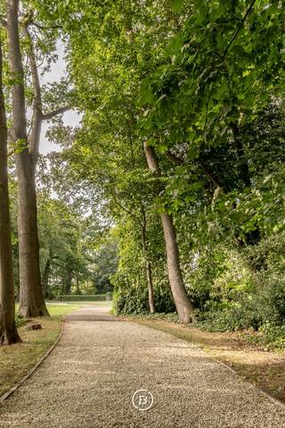 Midden in de prachtige bossen van Hertsberge, bereikbaar via een lange private oprijlaan vanaf de Toekomststraat, bevindt zich dit uitzonderlijke landgoed op een perceel van 19.110 m². Een unieke plek waar rust, privacy en natuur in perfecte harmonie samenkomen.<br /><br />Centraal op het domein staat een karaktervolle villa met authentiek strooien dak en een royale bewoonbare oppervlakte van 510 m². De woning vormt de ideale basis voor een totaalrenovatie, waarbij authenticiteit en hedendaags wooncomfort kunnen samensmelten tot een exclusieve droomresidentie.<br /><br />Het omliggende park werd recent volledig heraangelegd en beschikt over een rijke variatie aan inheemse bomen, een idyllische vijver en een privétennisterrein. Een ware oase van rust en privacy, ideaal voor wie op zoek is naar een uitzonderlijke woonbeleving midden in het groen.<br /><br />De bestaande villa kan worden vervangen door een nieuwe residentiële villa met een bouwplaat tot maar liefst 1.500 m². Wenst u nog meer ruimte en mogelijkheden, dan kan het domein worden uitgebreid tot ongeveer 2,8 hectare, inclusief twee exclusieve bouwgronden.<br /><br />De indrukwekkende oprijlaan, de bijzondere architectuur en de unieke setting maken van deze eigendom een zeldzame opportuniteit voor wie op zoek is naar een prestigieuze woonomgeving waar natuur, ruimte en exclusiviteit elkaar moeiteloos ontmoeten.