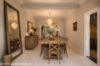 <p><strong><span>Karaktervol burgerhuis met tuin, parking en tal van mogelijkheden in hartje Kasterlee<br /><br /></span></strong><span>In het centrum van Kasterlee bevindt zich dit bijzonder karaktervolle burgerhuis waar authentieke charme en wooncomfort samenkomen. De statige gevel met erker, hoge plafonds en talrijke originele elementen zoals parketvloeren, glas-in-loodramen, rozetten en moulures zorgen voor een unieke uitstraling.<br /></span><span>De centrale ligging biedt een uitstekende bereikbaarheid met winkels, horeca, scholen en andere voorzieningen op wandelafstand. Achteraan geniet men van een gezellige tuin met terras en private parkeermogelijkheden, bereikbaar via de Markt. Zo combineert deze woning het comfort van centrumwonen met parking aan huis.<br /></span><span>Het eigendom is momenteel ingericht als woning met winkelruimte, maar kan perfect volledig als woonhuis worden gebruikt. Ook een combinatie van wonen en werken behoort tot de mogelijkheden.</span></p>
<p><span>Gelijkvloerse verdieping</span><strong><span><br /></span></strong><span>Via de stijlvolle inkomhal met authentieke trap bereikt men de verschillende leefruimtes. De eetkamer, gezellige zitruimte en keuken vormen samen een sfeervol geheel met behoud van de karaktervolle elementen.<br /></span><span>De woonkamer beschikt over een open haard op gas. De keuken is uitgerust met een Godin kookvuur op gas, extra oven, koelkast en diepvries en biedt toegang tot de tuin. Verder is er toegang tot de kelder en een tweede trap naar de verdieping.</span></p>
<p><span>Eerste verdieping</span><strong><span><br /></span></strong><span>De eerste verdieping omvat meerdere ruime kamers. De masterbedroom beschikt over airco, dressing en een ensuite badkamer.<br /></span><span>Daarnaast zijn er nog twee polyvalente ruimtes die kunnen worden ingericht als slaapkamers, bureau, hobbyruimte of leefruimte. Een extra kamer beschikt reeds over een toilet en wastafel, met mogelijkheid tot het creëren van een bijkomende badkamer.<br /></span><span>Via een vaste trap bereikt men de ruime zolderkamer met verdere mogelijkheden.</span></p>
<p><span>Buitenruimte</span><strong><span><br /></span></strong><span>De gezellige tuin met terras biedt een rustige buitenomgeving. Dankzij de zijtoegang en de achterliggende servitude via de Markt is het perceel ook met de wagen bereikbaar. Achteraan zijn twee private autostaanplaatsen voorzien.<br /></span><span>Daarnaast beschikt de woning over een ruim bijgebouw/magazijn, ideaal voor opslag, hobby, atelier of professioneel gebruik, met aansluitend een overdekt terras.</span></p>
<p><strong><span>Bijzonderheden<br /></span></strong>- Authentieke burgerwoning op centrale ligging<br />- Mogelijkheid tot wonen en werken<br />- Volledig onderkelderd<br />- Tuin met terras en twee private parkeerplaatsen<br />- Ruim bijgebouw/magazijn<br />- Verwarming op mazout via radiatoren<br />- EPC: 575 kWh/(m² jaar)<br /><strong>- Geen renovatieverplichting voor de woning</strong></p>
<p>Bekijk dit eigendom via onze virtual tour: https://tour.giraffe360.com/9382448a8b8d45bc8def99252a3bdcf5<span></span></p>