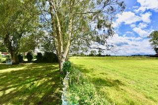 Rust, ruimte en een prachtig open uitzicht: deze verzorgde alleenstaande woning in Adegem combineert comfortabel wonen met een aangename landelijke ligging.
Omgeven door groen en uitgestrekte velden geniet u hier elke dag van een heerlijk gevoel van vrijheid en privacy. De woning werd steeds goed onderhouden en beschikt over een praktische, doordachte indeling die zowel gezinnen als wie graag comfortabel gelijkvloers woont zal aanspreken.
Op het gelijkvloers bevinden zich twee volwaardige slaapkamers en een badkamer. Hierdoor zijn alle essentiële woonfuncties op één niveau aanwezig. Op de verdieping vindt u nog twee extra slaapkamers, die perfect kunnen dienen als kinderkamer, logeerkamer, hobbyruimte of thuiskantoor.
Ook aan praktisch comfort is gedacht. De woning beschikt over een inpandige garage en een lichtrijke veranda die een mooie verbinding vormt tussen binnen en buiten. Van hieruit kijkt u uit op de zonnige tuin en het uitgestrekte landschap erachter. Een heerlijke plek om in alle rust te ontspannen en te genieten van het open vergezicht over de omliggende velden.
Bent u op zoek naar een verzorgde alleenstaande woning met vier slaapkamers, een functionele indeling, een aangename tuin en vooral een rustige ligging met open uitzicht? Dan verdient deze eigendom in Adegem absoluut uw aandacht.
Ontdek zelf de ruimte, rust en mogelijkheden die deze woning te bieden heeft en plan vandaag nog uw bezoek.
Contacteer ons via 09 336 16 15 of info@vastgoedunicum.be. Wij helpen u graag verder!
Liever eerst virtueel binnenkijken?
https://youtube.com/shorts/czBTwOUd65g