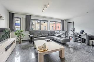 EPC Handelspand: Unieke code: 20260224-0003810386-KNR-1, label B
In het centrum van Kortemark bevindt zich dit uitstekend onderhouden eigendom die een comfortabele woning combineert met een ruime handelsruimte. Dankzij de centrale ligging en de uitstekende zichtbaarheid biedt dit pand een unieke opportuniteit voor mensen die wonen en werken op één locatie willen combineren.
Via de inkomhal met gastentoilet betreedt u de ruime en lichtrijke leefruimte, waar de vele raampartijen zorgen voor een aangenaam lichtinval. Aansluitend bevindt zich de volledig geïnstalleerde keuken met rechtstreekse toegang tot het terras. Op dit verdiep bevinden zich bovendien een praktische douchekamer, wasplaats en aparte bergruimte.
Boven zijn er twee bijzonder ruime slaapkamers aanwezig, waarvan één eenvoudig kan worden opgesplitst om een extra slaapkamer te creëren. Verder beschikt deze verdieping over een verzorgde badkamer uitgerust met een ligbad, dubbele lavabo en toilet, evenals een bijkomende bergruimte. Via een schuiftrap bereikt u de geïsoleerde bergzolder die extra opslagmogelijkheden biedt.
De handelsruimte, met een oppervlakte van ongeveer 100 m², is bereikbaar via de voorzijde van het pand en via een aparte toegang vanuit de woning. Met deze oppervlakte kan de ruimte volledig naar eigen wens worden ingericht voor uiteenlopende commerciële activiteiten. De grote etalage in combinatie met de centrale ligging zorgt voor een uitstekende visibiliteit en commerciële uitstraling. Achter de handelsruimte bevindt zich nog een praktische stockageruimte met keuken, waarvan het dak recent werd vernieuwd.
Buiten geniet u van een aangename tuin waar u in alle rust kunt ontspannen. Achteraan bevinden zich twee ruime garages met sectionaalpoorten, bereikbaar via een praktische achteruitweg, wat zorgt voor extra comfort en toegankelijkheid.
Ook op vlak van comfort, energiezuinigheid en veiligheid heeft deze eigendom heel wat te bieden. De handelsruimte is uitgerust met inbraakveilig glas en een inbraakveilige deur, terwijl het volledige gebouw beveiligd wordt door een alarmsysteem. Overal in het pand uitstekende wifi-ontvangst via een meshsysteem. Daarnaast werd de verwarmingsketel recent vernieuwd, is het pand asbestvrij en beschikt het over een gunstig EPC-label B.
Mis deze kans niet en neem snel contact op met Hyboma.