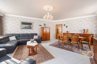 Op de 4de verdieping van een elegant hoekgebouw gelegen Boulevard Auguste Reyers 103 in Schaarbeek, biedt dit appartement van 117 m² een mooie kans voor kopers die er hun eigen stempel op willen drukken. Het goed beschikt over een uitstekend EPC C.<br />Bestaande uit een grote woon- en eetkamer met mooie afgeronde erkerramen, een aparte keuken, twee slaapkamers, een badkamer met dubbele wastafel en douche, een praktische bergruimte en een grote privékelder.<br />Ideaal gelegen met vlotte toegang tot het openbaar vervoer, winkels en de Europese wijk. Een eigendom met veel potentieel op een uitstekende locatie. Vrij bij akte.