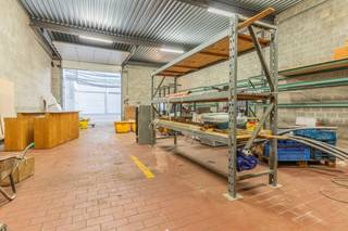 Commerciële bedrijfsunit van 200 m² te koop in Bedrijvencentrum Verlipark – Mol-Donk

Deze bedrijfsunit, gelegen in het Bedrijvencentrum Verlipark aan de Lichtstraat in Mol-Donk, biedt een praktische en veelzijdige oppervlakte van 200 m² met afmetingen van 10 meter breed, 20 meter diep en een vrije hoogte van 4,90 meter.

Het gebouw beschikt over een solide betonnen constructie, een metalen dakafwerking en energiezuinige LED-verlichting, wat zorgt voor een duurzame en aangename werkomgeving.

De unit is toegankelijk via een hoge elektrische sectionaalpoort aan de voorzijde, aangevuld met een afzonderlijke inkomdeur. Hierdoor is een vlotte toegang voor voertuigen, goederen en personeel gegarandeerd. De open ruimte leent zich uitstekend voor opslag, productie of andere bedrijfsmatige activiteiten.

Verder zijn de basisvoorzieningen aanwezig, waaronder een toilet en douche, die nog verder afgewerkt kunnen worden volgens de wensen van de toekomstige eigenaar.

Dankzij de functionele indeling en robuuste uitvoering is dit pand uitermate geschikt als werkplaats, magazijn, opslagruimte of bedrijfsruimte. Een interessante opportuniteit voor ondernemers en investeerders die op zoek zijn naar een flexibele en toekomstgerichte bedrijfsunit op een strategische locatie in Mol.