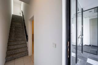 In het centrum van Meulebeke bevindt zich dit karaktervolle pand, bij velen gekend als de voormalige stoffenwinkel Paris Belle, jarenlang...